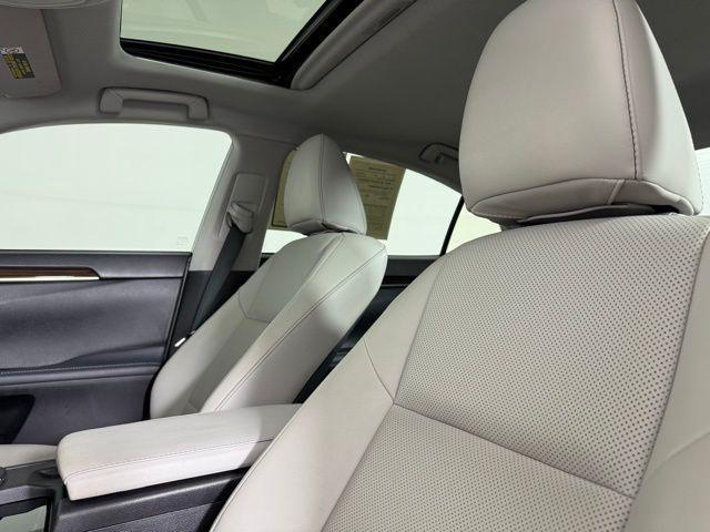 Photo of 2018 Silver Lining Metallic Lexus ES 350