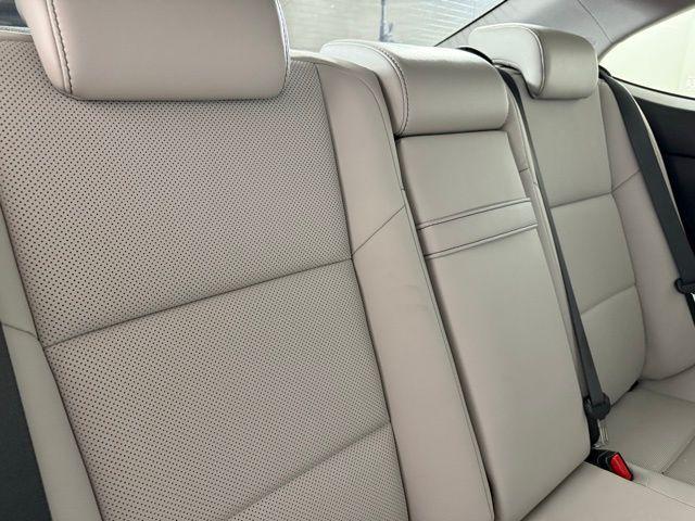 Photo of 2018 Silver Lining Metallic Lexus ES 350