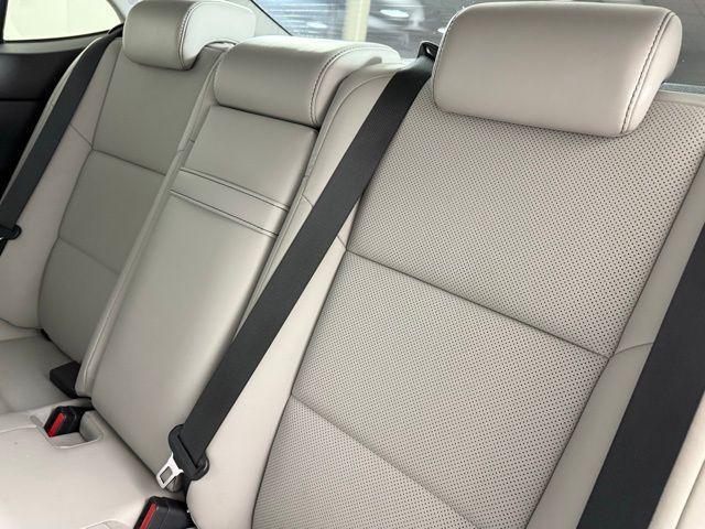 Photo of 2018 Silver Lining Metallic Lexus ES 350