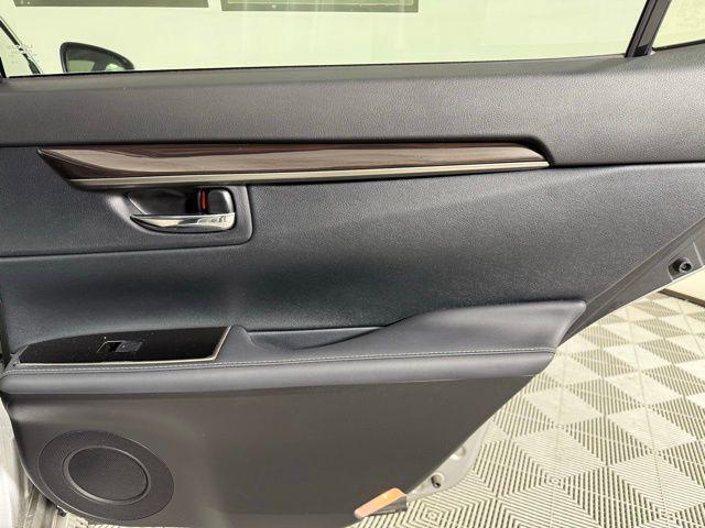 Photo of 2018 Silver Lining Metallic Lexus ES 350