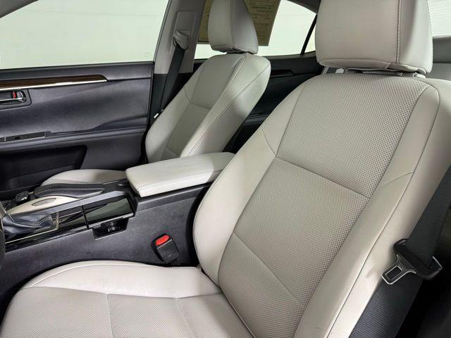 Photo of 2018 Silver Lining Metallic Lexus ES 350