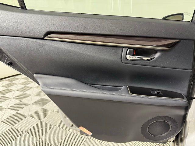 Photo of 2018 Silver Lining Metallic Lexus ES 350