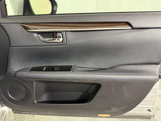 Photo of 2018 Silver Lining Metallic Lexus ES 350