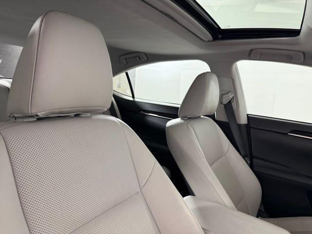 Photo of 2018 Silver Lining Metallic Lexus ES 350