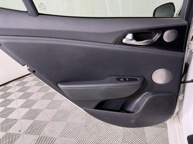 Photo of 2018 Snow White Pearl Kia Stinger