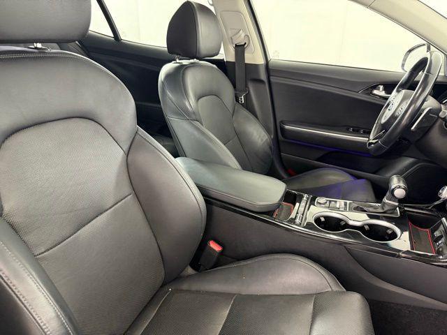 Photo of 2018 Snow White Pearl Kia Stinger
