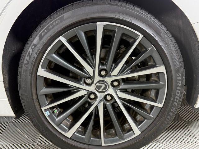 Photo of 2022 Eminent White Pearl Lexus ES 350