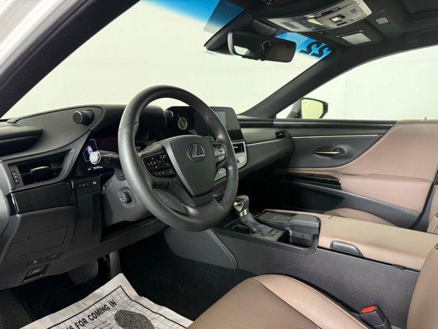 Photo of 2022 Eminent White Pearl Lexus ES 350