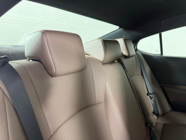 Photo of 2022 Eminent White Pearl Lexus ES 350