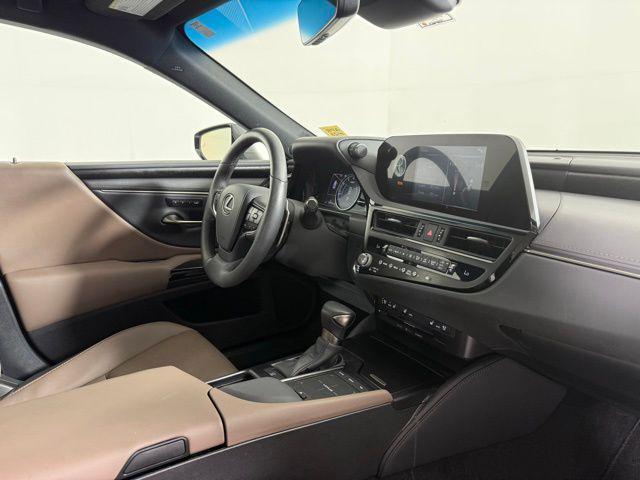 Photo of 2022 Eminent White Pearl Lexus ES 350