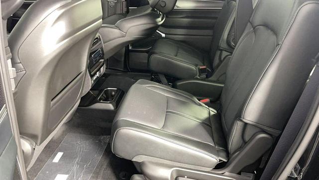 Photo of 2025 Diamond Black Crystal Pearlcoat Jeep Wagoneer