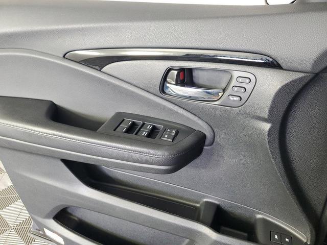 Photo of 2017 Modern Steel Metallic Honda Pilot