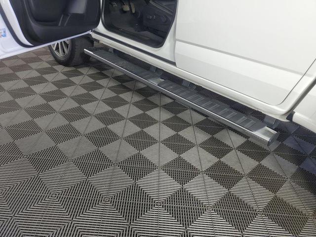 Photo of 2021 Summit White GMC Canyon