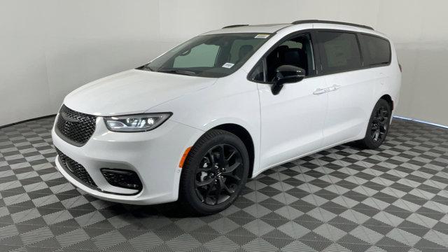 Photo of 2025 Bright White Clearcoat Chrysler Pacifica