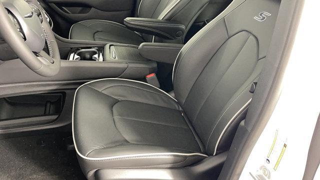 Photo of 2025 Bright White Clearcoat Chrysler Pacifica