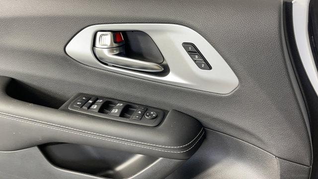 Photo of 2025 Bright White Clearcoat Chrysler Pacifica