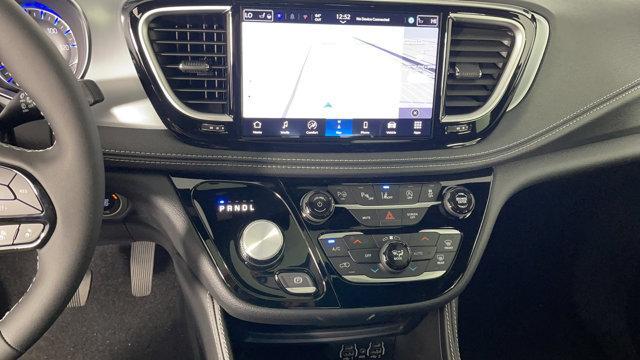 Photo of 2025 Bright White Clearcoat Chrysler Pacifica