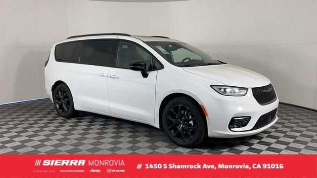 Photo of 2025 Bright White Clearcoat Chrysler Pacifica