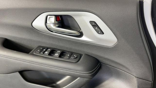 Photo of 2025 Bright White Clearcoat Chrysler Pacifica