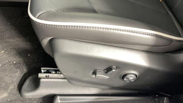Photo of 2025 Bright White Clearcoat Chrysler Pacifica