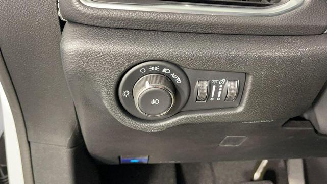 Photo of 2025 Bright White Clearcoat Chrysler Pacifica