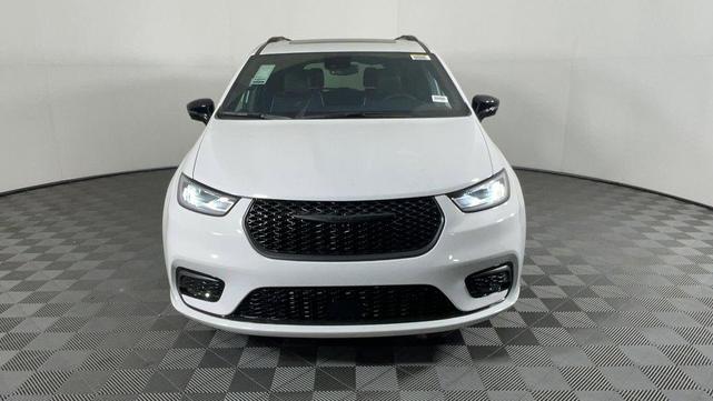 Photo of 2025 Bright White Clearcoat Chrysler Pacifica