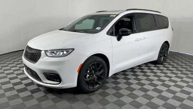 Photo of 2025 Bright White Clearcoat Chrysler Pacifica