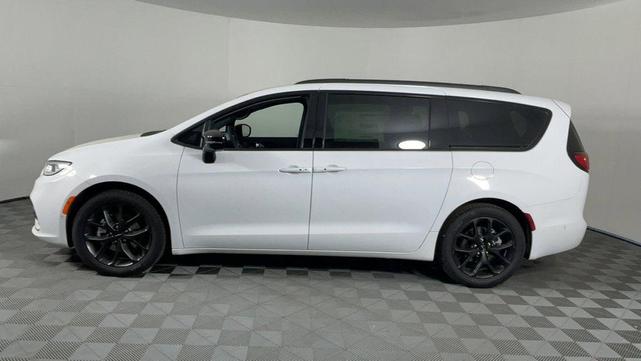 Photo of 2025 Bright White Clearcoat Chrysler Pacifica
