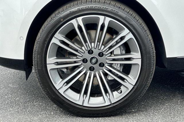 Photo of 2025 White Pearl Land Rover Range Rover