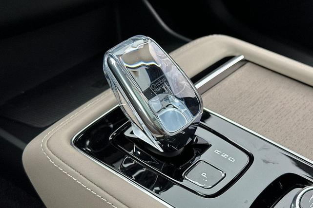 Photo of 2025 Onyx Black Volvo XC90 Plug-In Hybrid
