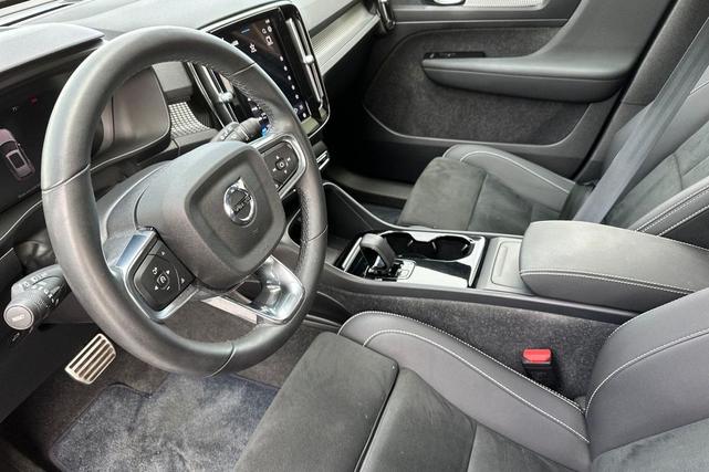 Photo of 2022 Denim Blue Metallic Volvo XC40 Recharge Pure Electric