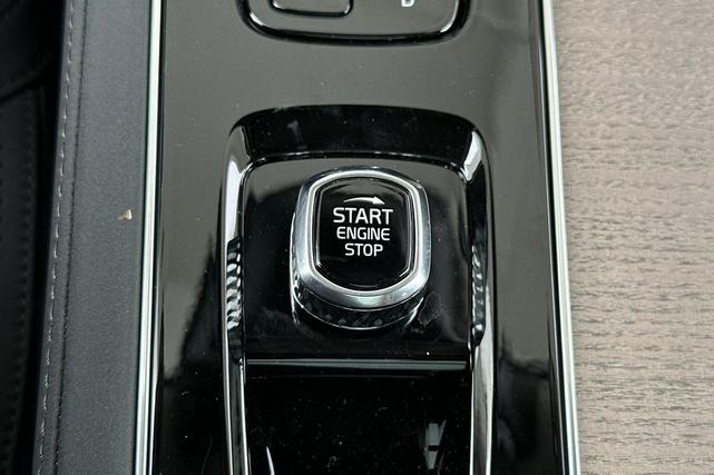 Photo of 2025 White Volvo XC90 Plug-In Hybrid