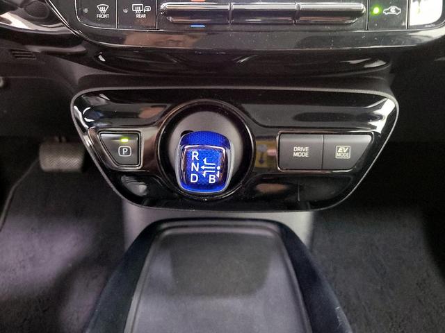 Photo of 2020 White Toyota Prius