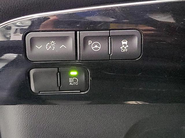 Photo of 2020 White Toyota Prius