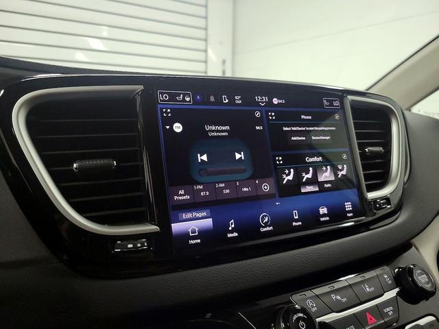 Photo of 2023 White Chrysler Pacifica