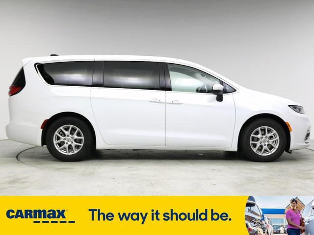 Photo of 2023 White Chrysler Pacifica