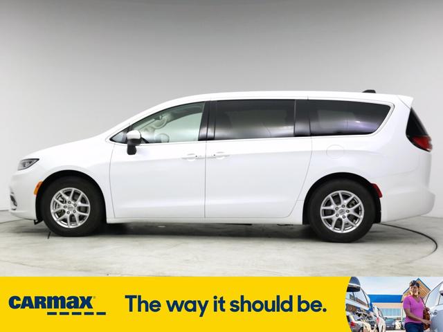Photo of 2023 White Chrysler Pacifica