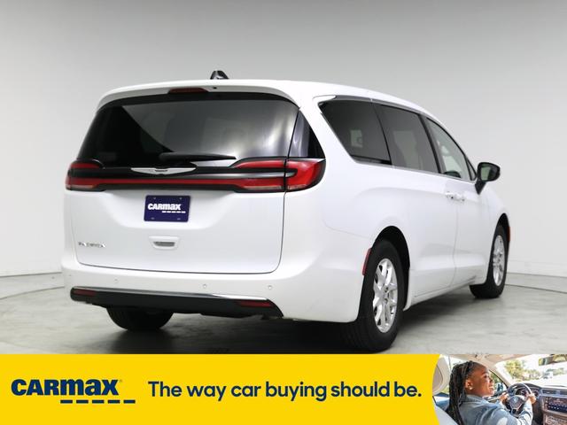 Photo of 2023 White Chrysler Pacifica