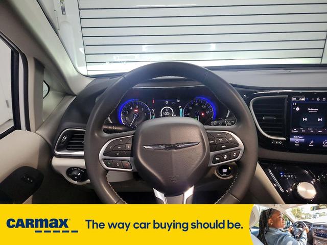 Photo of 2023 White Chrysler Pacifica