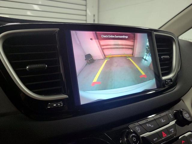 Photo of 2023 White Chrysler Pacifica