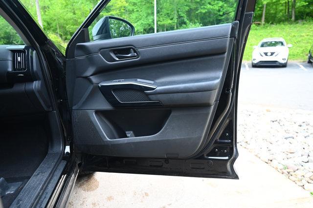 Photo of 2023 Super Black Nissan Pathfinder