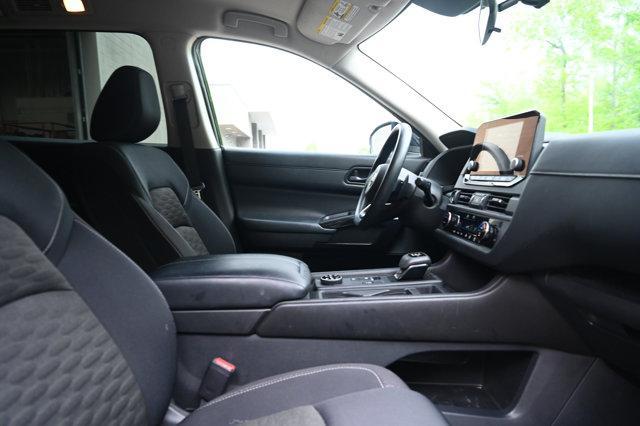 Photo of 2023 Super Black Nissan Pathfinder