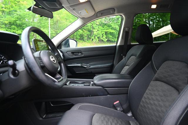 Photo of 2023 Super Black Nissan Pathfinder
