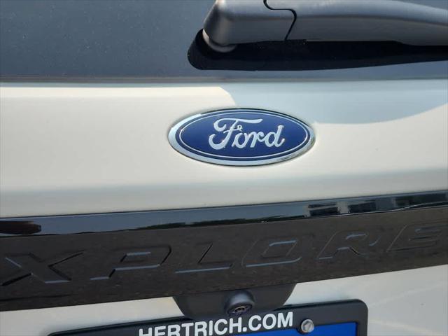 Photo of 2023 Star White Metallic Tri-Coat Ford Explorer