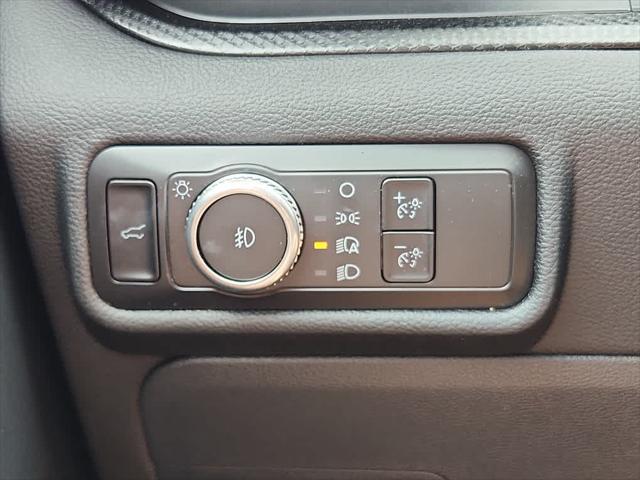 Photo of 2023 Star White Metallic Tri-Coat Ford Explorer