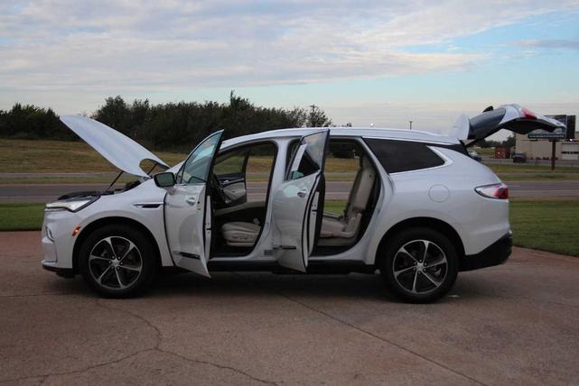 Photo of 2022 White Frost Tri-Coat Buick Enclave