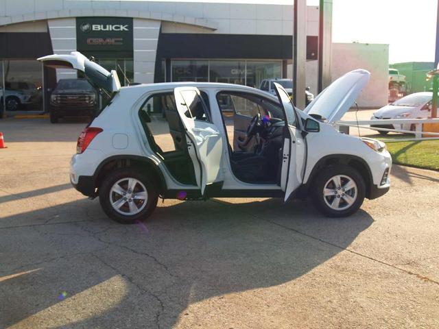 Photo of 2022 Summit White Chevrolet Trax