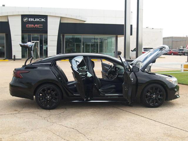 Photo of 2017 Black Nissan Maxima