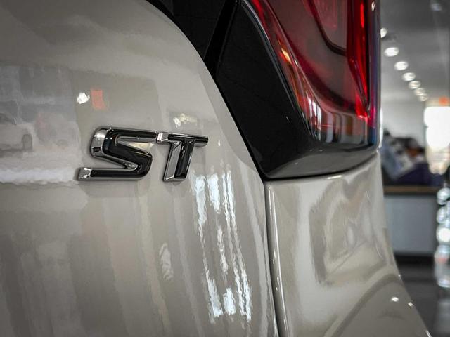 Photo of 2024 Summit White Buick Encore GX