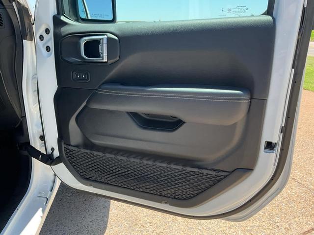 Photo of 2023 Bright White Clearcoat Jeep Gladiator
